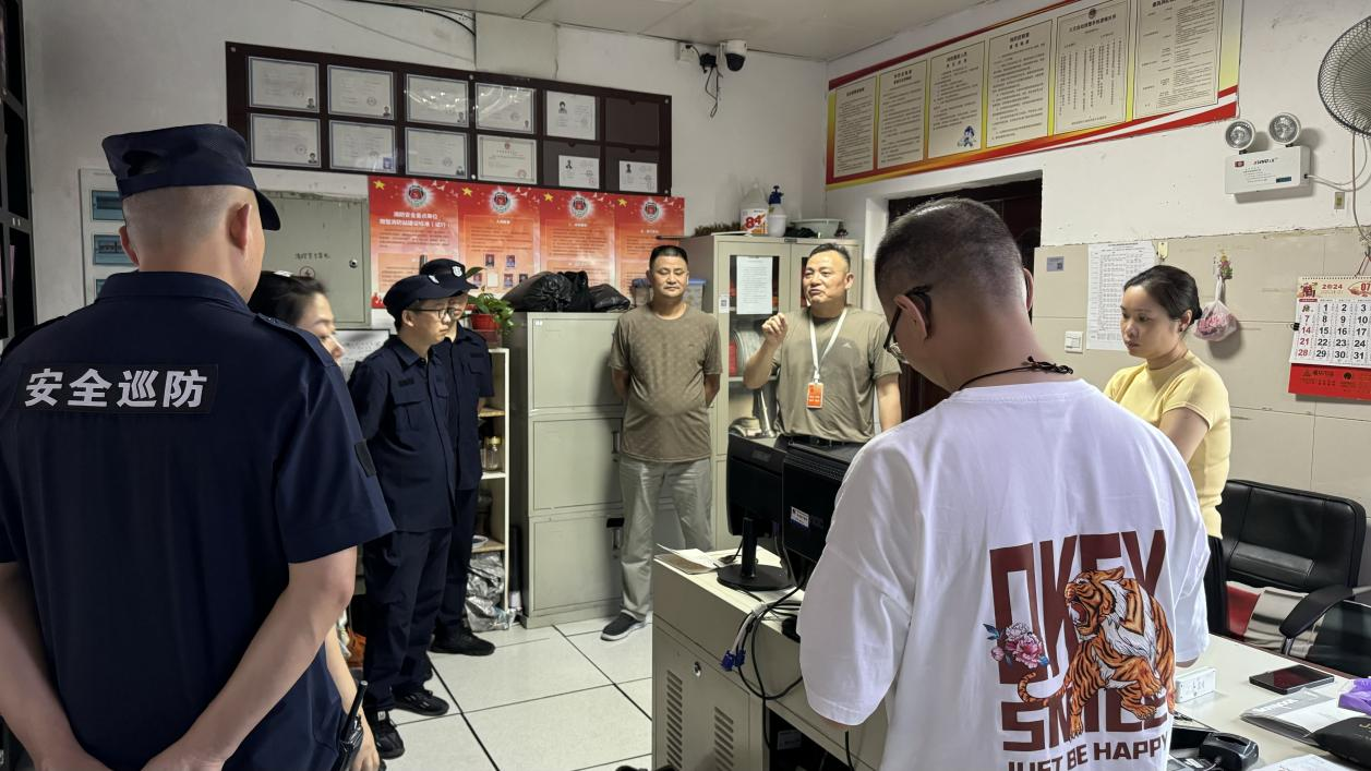 錢江商城組織消防控制室值班操作人員及安全員開(kāi)展消防安全專項(xiàng)培訓(xùn)