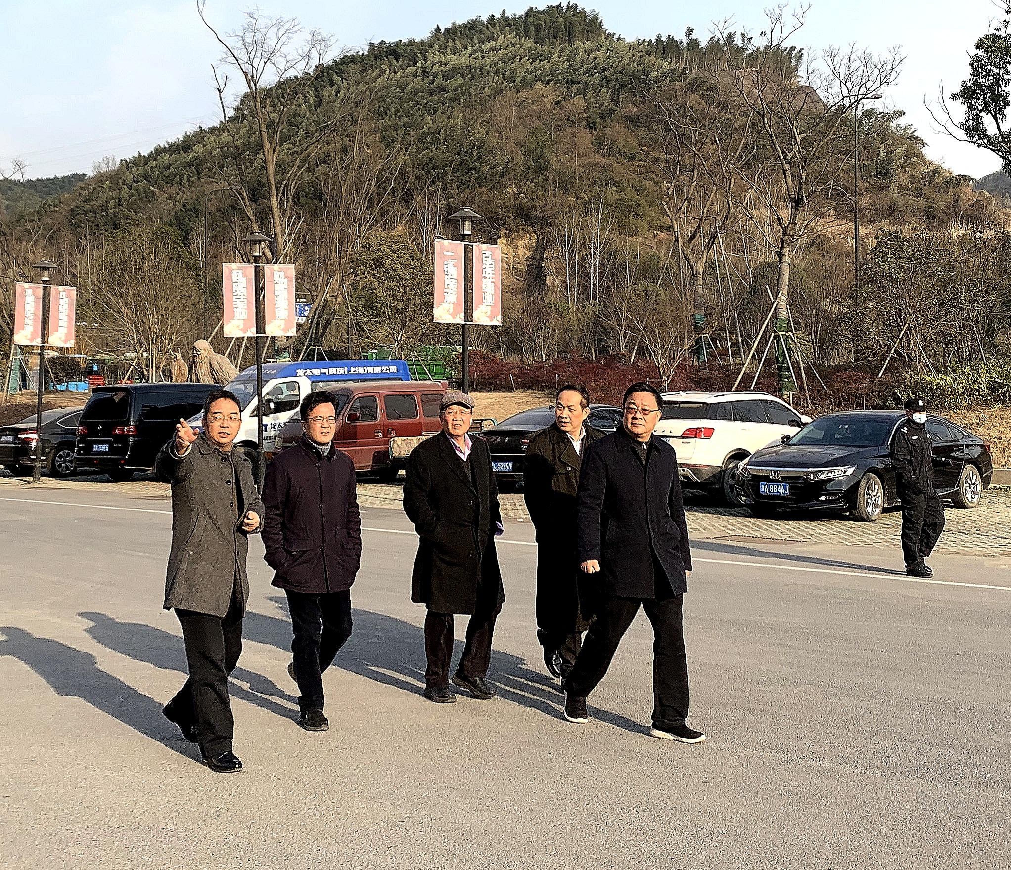 拳拳之心  殷殷之情  老領(lǐng)導(dǎo)們參觀考察建華長城機電市場