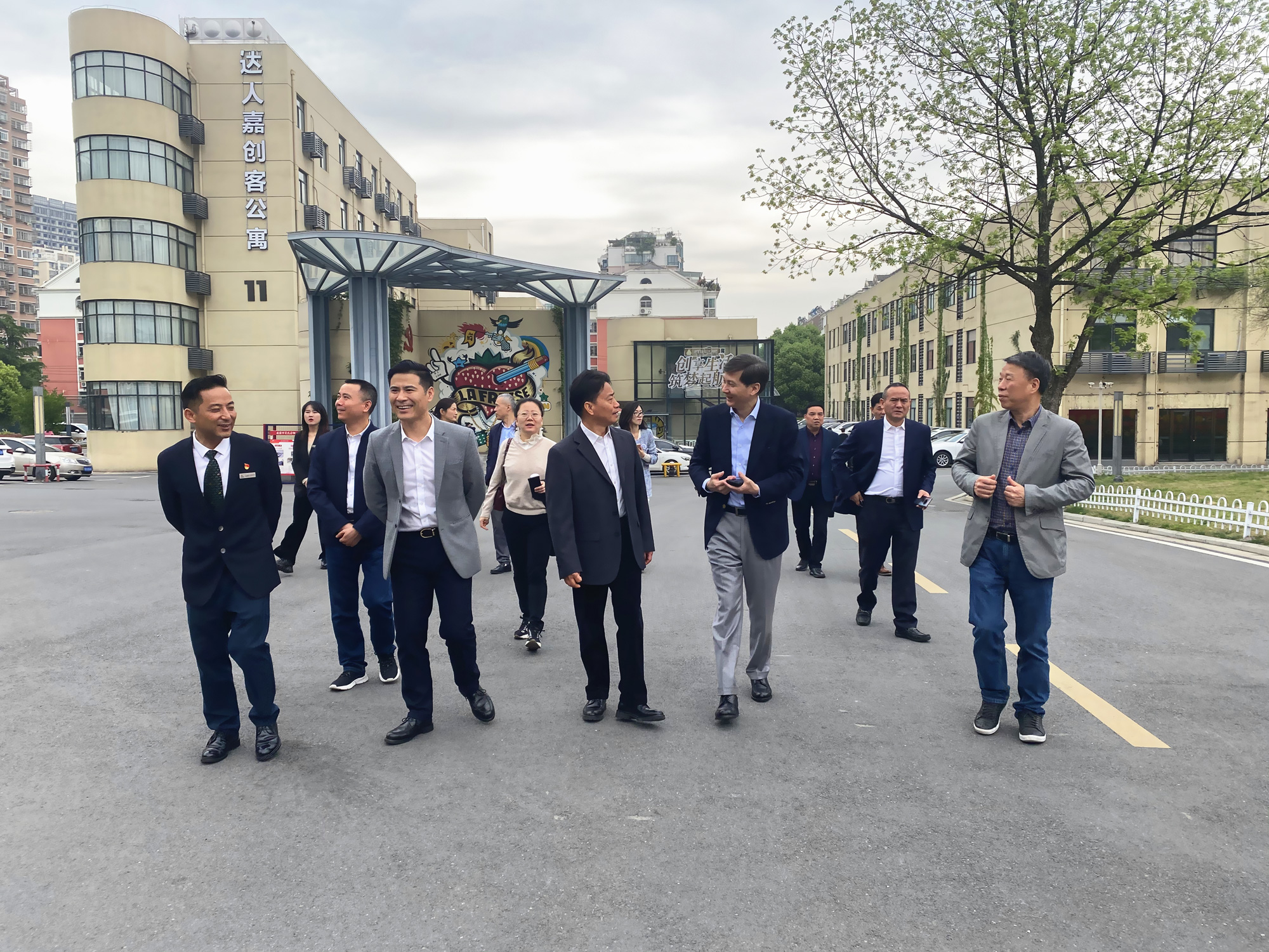 杭州市政協(xié)副主席、市工商聯(lián)主席馮仁強(qiáng) 一行蒞臨廬陽建華文創(chuàng)園考察