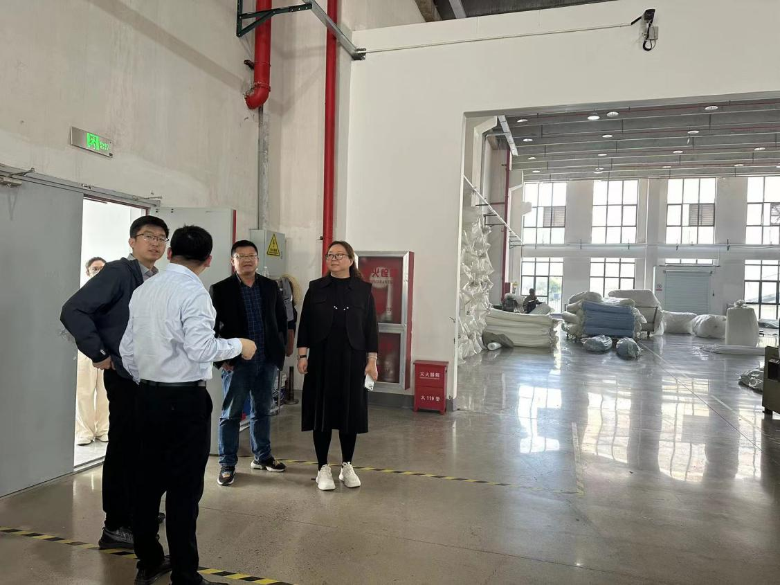 清華大學(xué)校友總會(huì)副秘書長(zhǎng)董吉男蒞臨建華新材考察指導(dǎo)