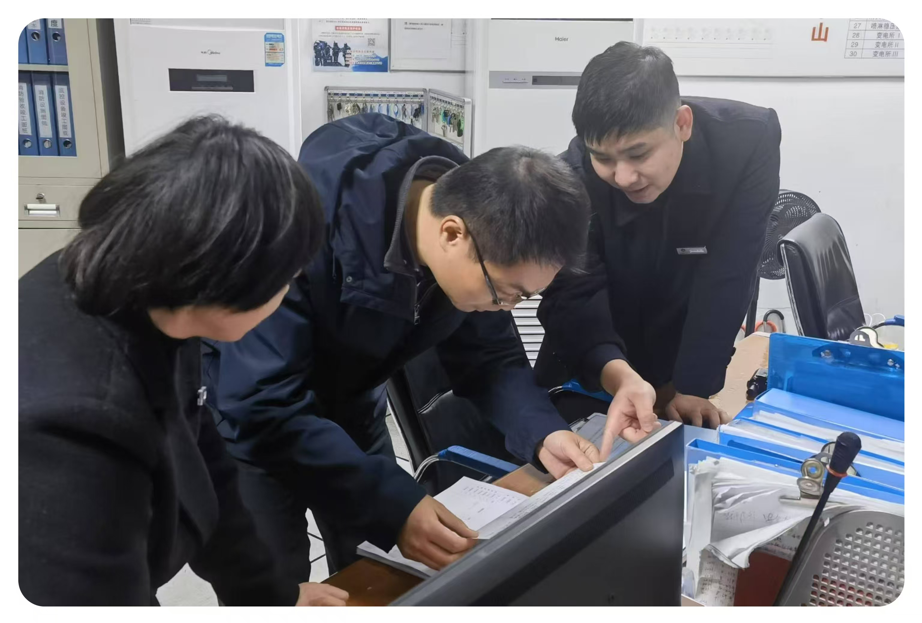 區(qū)商務(wù)局項(xiàng)坤副局長(zhǎng)蒞臨水晶城開(kāi)展春節(jié)前安全檢查