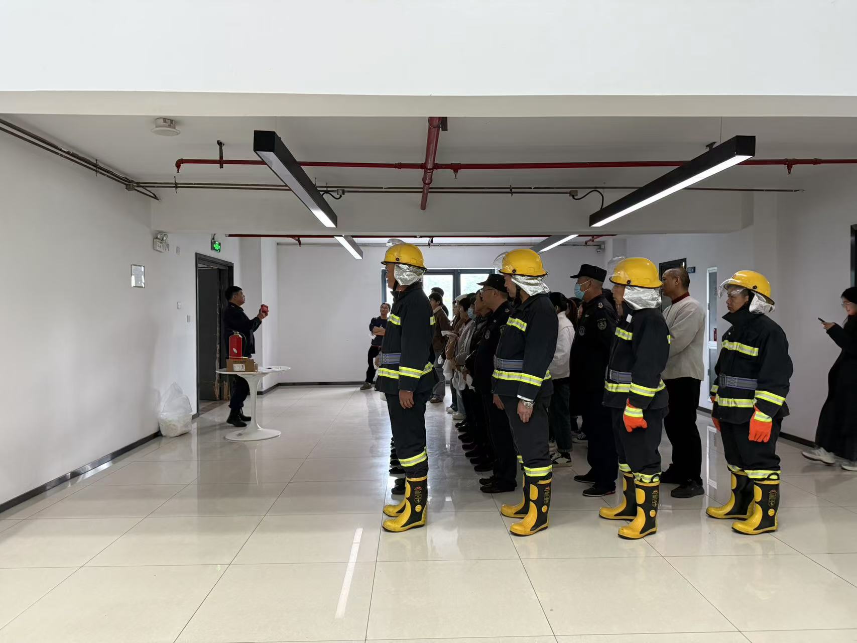 以練筑“防”，防范未“燃” ——建華文創(chuàng)集團(tuán)開展消防逃生安全演練