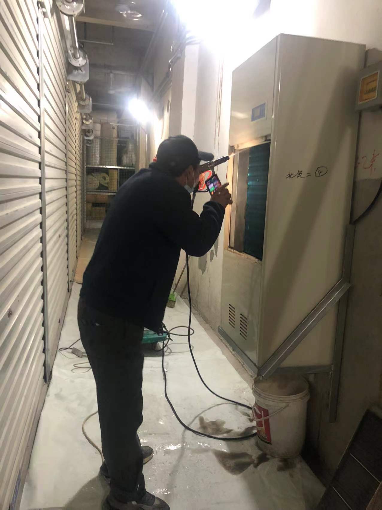 錢江商城對水晶城倉庫除濕機(jī)進(jìn)行清洗