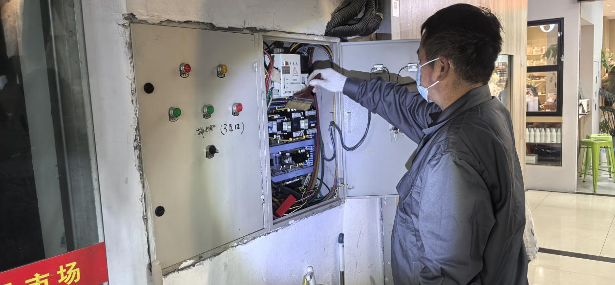 錢江商城排煙風(fēng)機(jī)控制柜維護(hù)完成，安全保障再升級(jí)