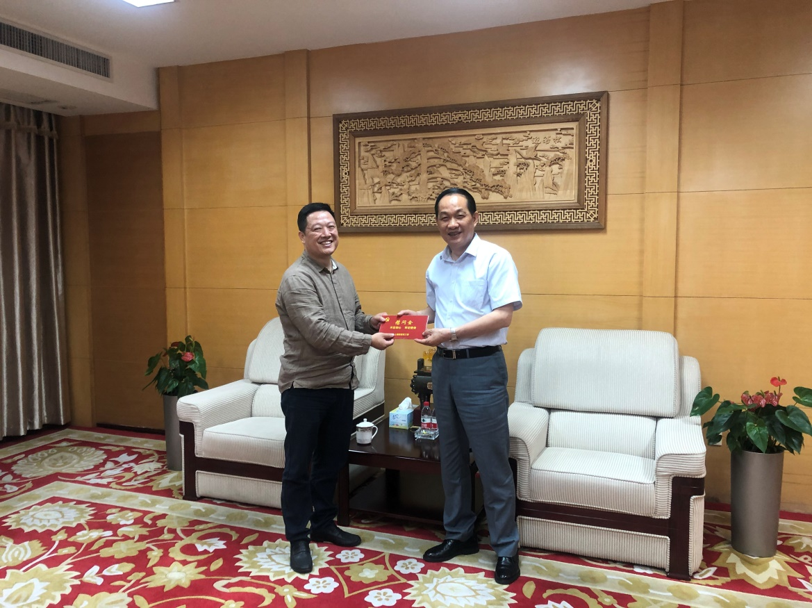 上塘街道方在元副主任帶隊慰問優(yōu)秀共產(chǎn)黨員