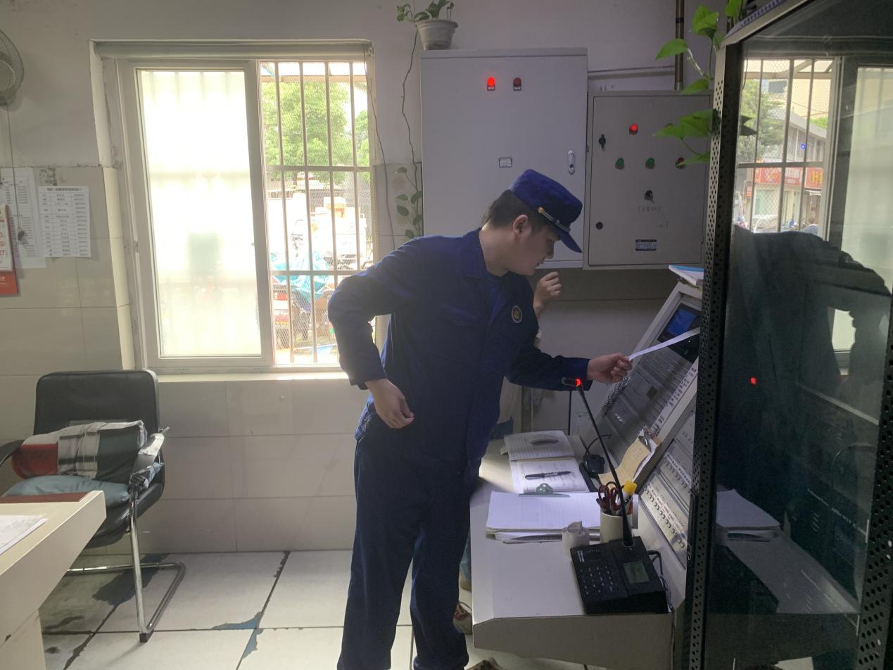 把好節(jié)前“安全關(guān)”——街道聯(lián)合社區(qū)走訪錢(qián)江商城開(kāi)展消防安全檢查