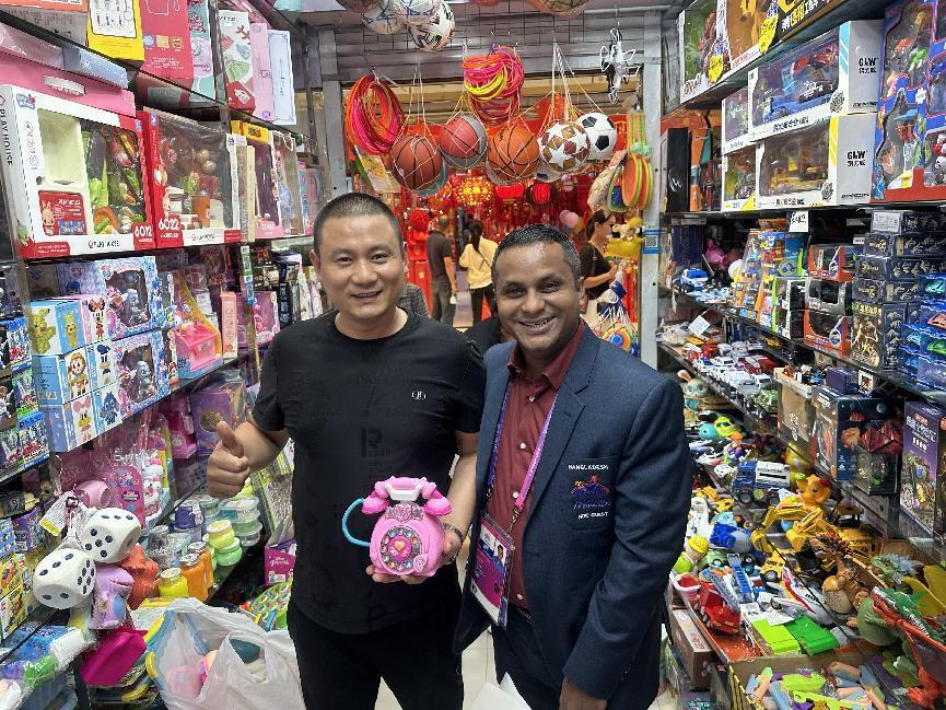 熱情服務(wù)外籍顧客，展現(xiàn)亞運(yùn)錢江風(fēng)采