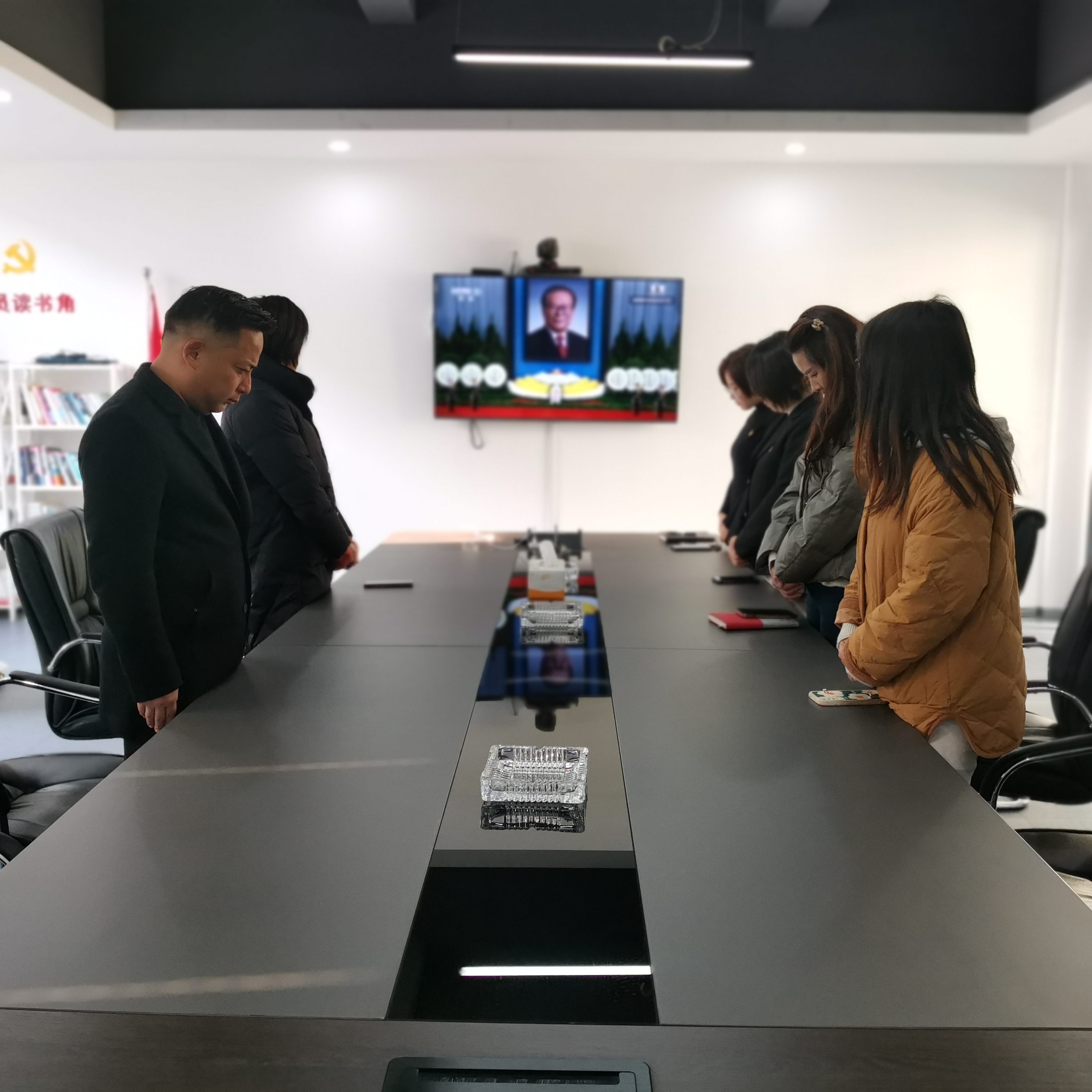 “沉痛哀悼、深切緬懷”——廬陽(yáng)文創(chuàng)園收看江澤民同志追悼大會(huì)