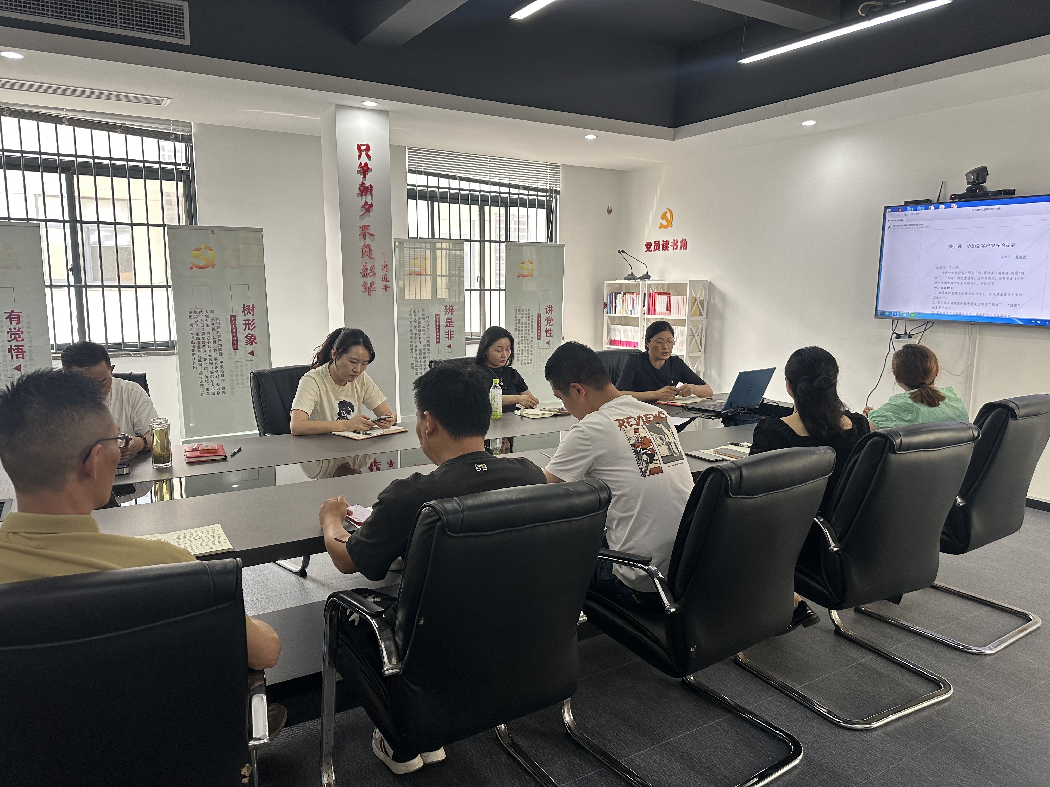 立足服務重細節(jié)，擦亮服務“金招牌” ——建華文創(chuàng)集團開展《關于進一步加強客戶服務的決定》相關學習