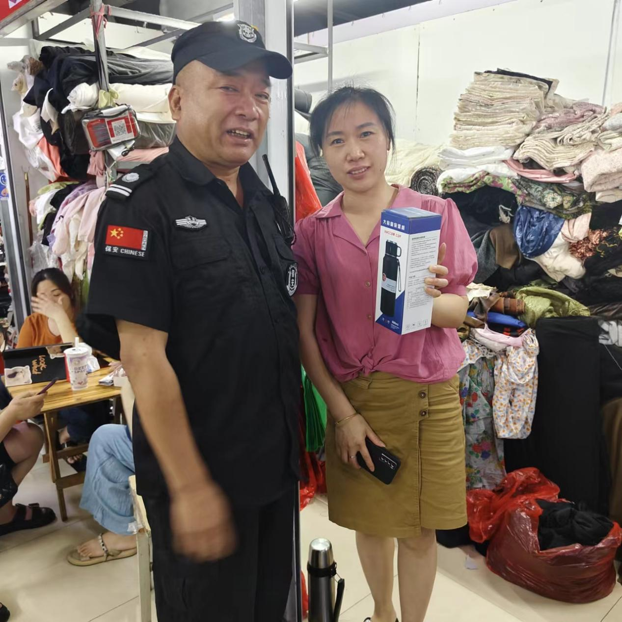 化險(xiǎn)為夷！熱心商戶見(jiàn)義勇為，危急情況扶梯救人