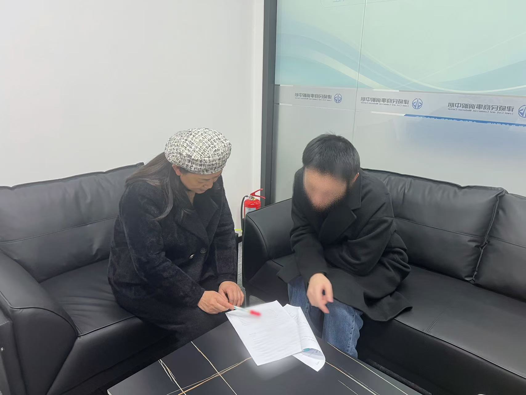 鄰里同窗債，“背靠背”調解顯溫情