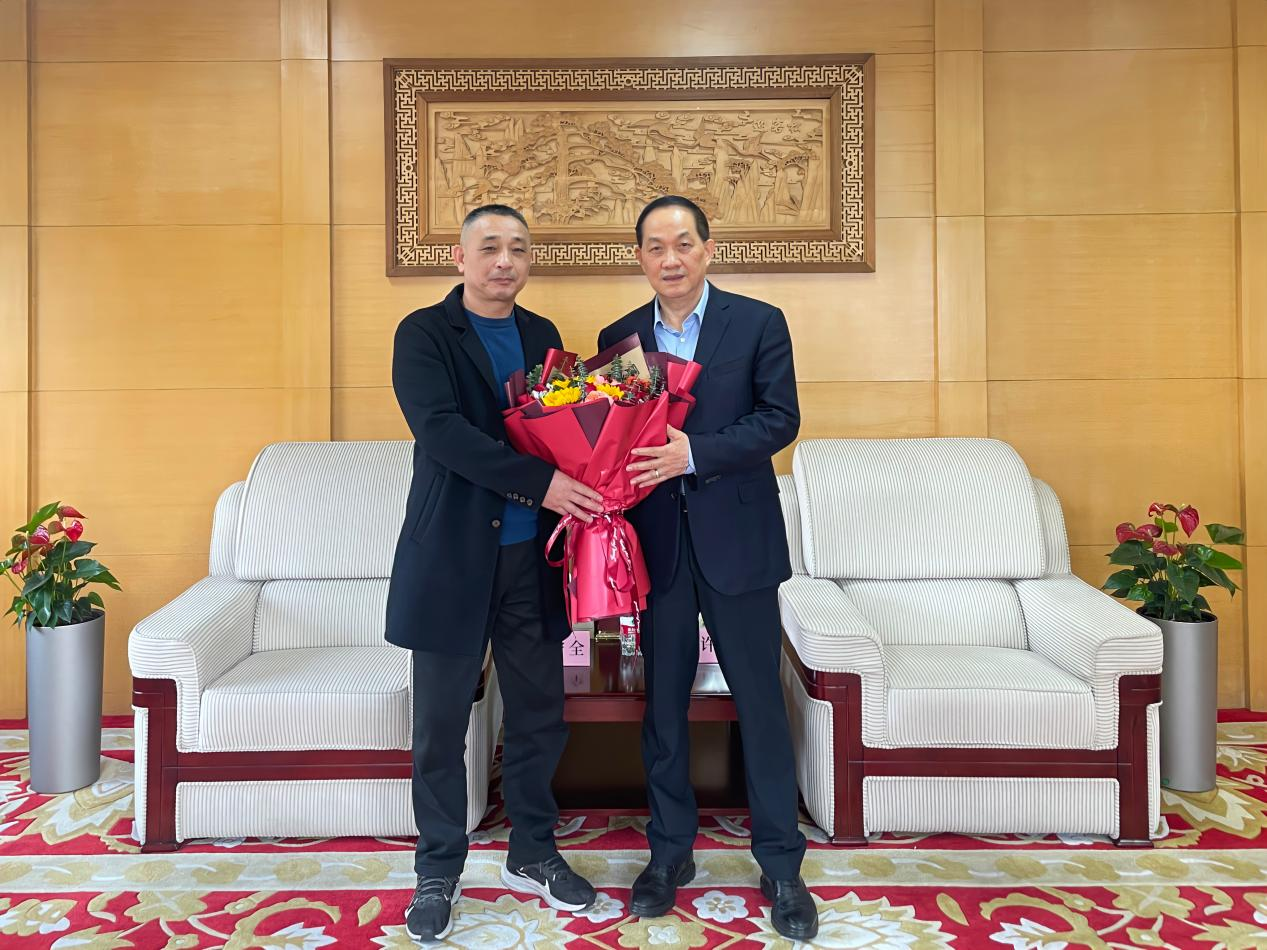 王守全主任慰問(wèn)省級(jí)勞模許榮根——區(qū)總工會(huì)領(lǐng)導(dǎo)赴浙江建華集團(tuán)開(kāi)展新春走訪(fǎng)慰問(wèn)活動(dòng)