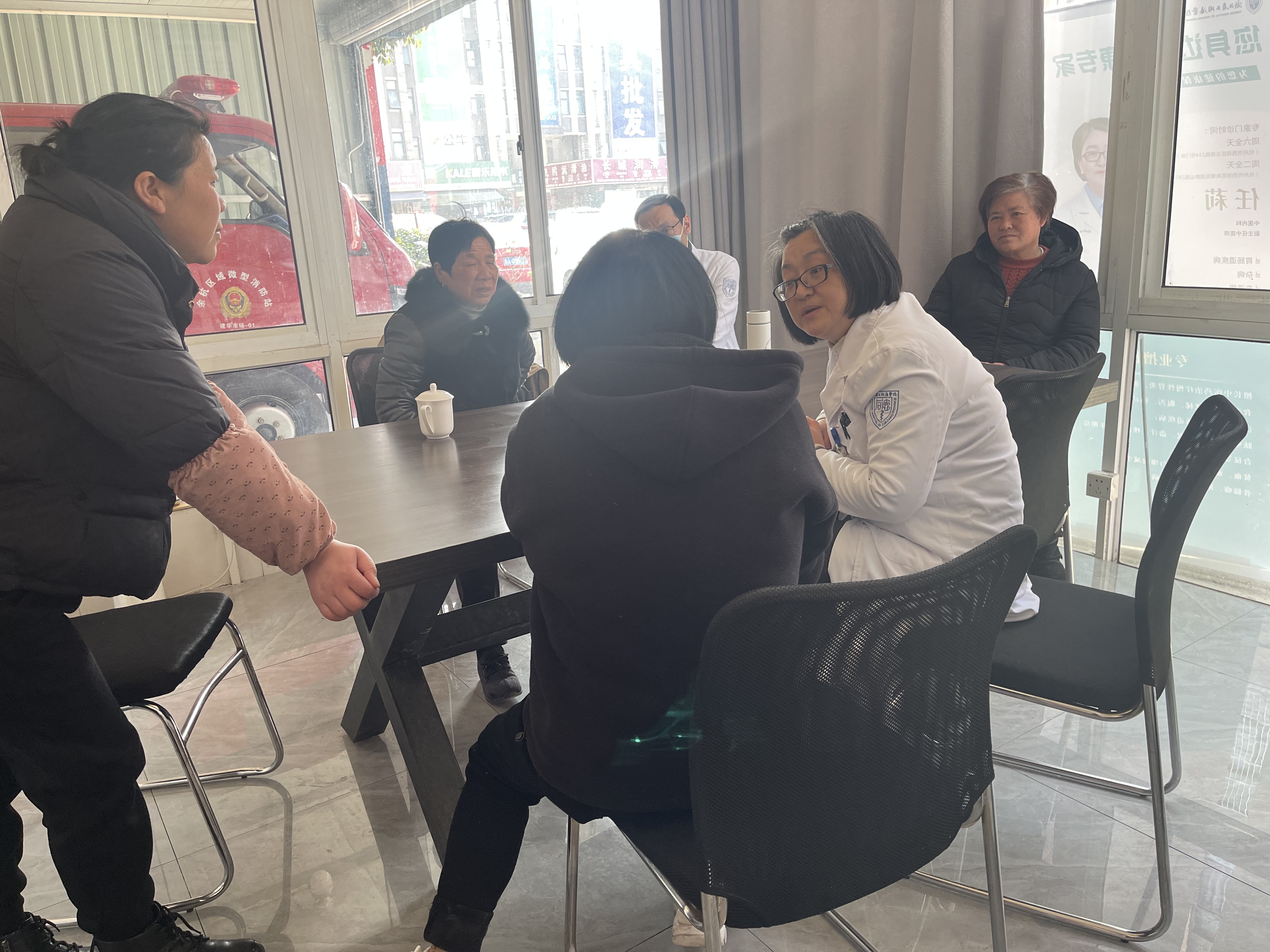 健康關愛 溫暖商戶——市場邀請省立同德醫(yī)院專家團隊進市場開展義診活動