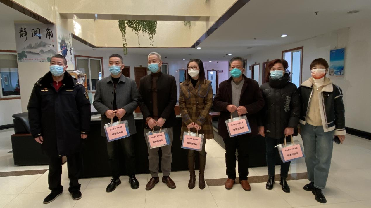 大關(guān)市場(chǎng)監(jiān)管所為錢江商城商戶發(fā)放愛(ài)心防疫包  筑起暖心“防護(hù)墻”