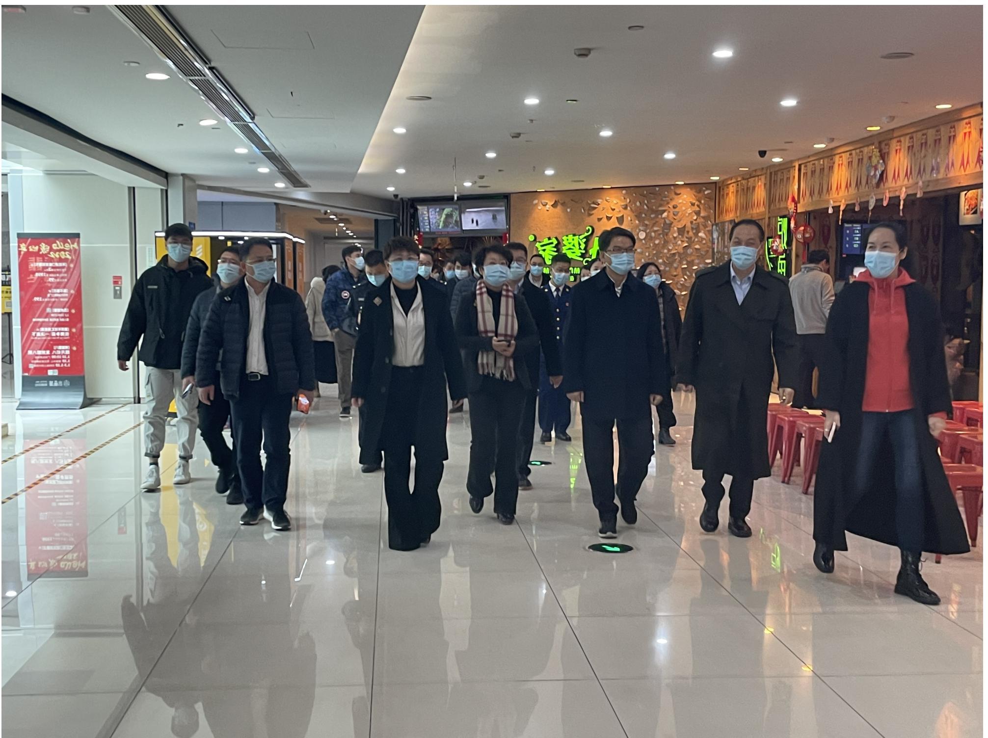 區(qū)委書(shū)記李志龍蒞臨水晶城督導(dǎo)文明城市迎檢工作