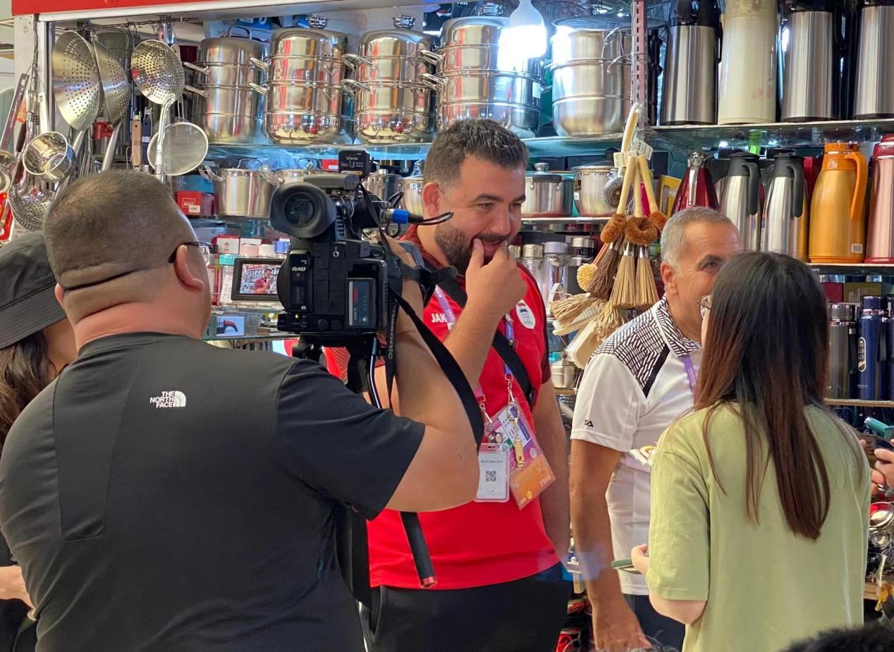 “友誼第一 比賽第二” 亞運(yùn)會外國運(yùn)動員玩轉(zhuǎn)錢江商城