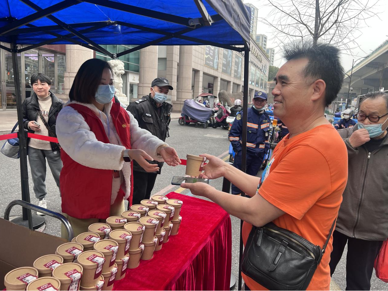 萬事“粥”全 情暖臘八 