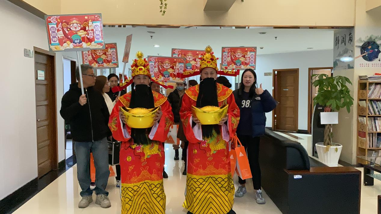 正月十五元宵到，財神到來，請接福！