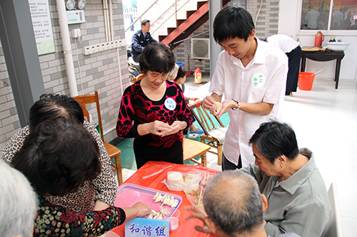 建華文創(chuàng)園黨支部團(tuán)委走訪慰問七古登社區(qū)老人 (3).jpg 建華文創(chuàng)園黨支部團(tuán)委走訪慰問七古登社區(qū)老人 (3).jpg